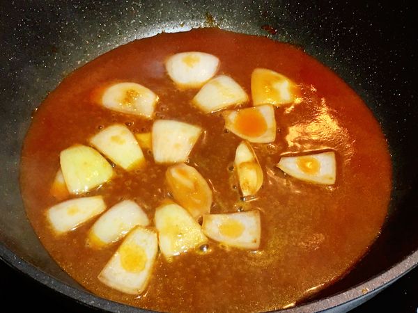 再加入水、白醋、糖煮沸。