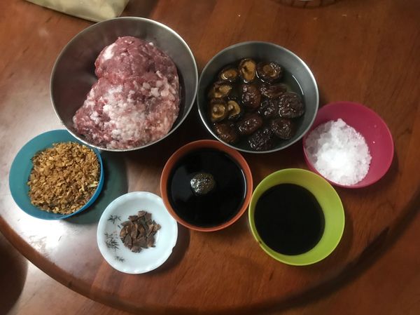 先備妥全部食材～
香菇泡水至軟，香菇切丁（香菇水要留著哦）