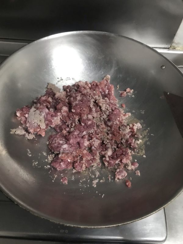 鍋子熱油後，加入豬絞肉稍加拌炒