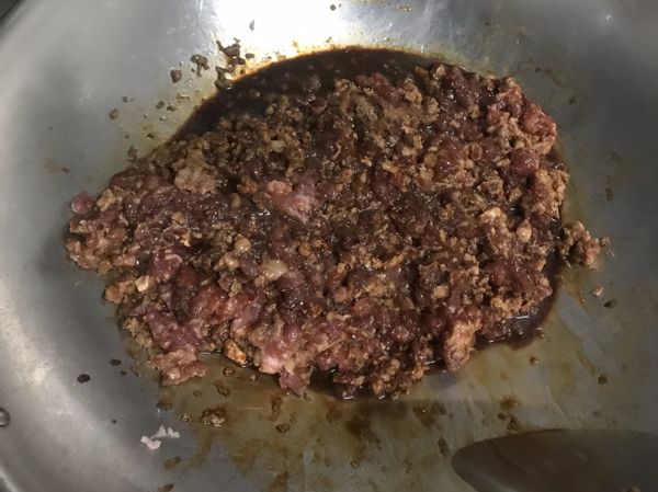 加入醬油及醬油膏，炒至肉變色半熟狀