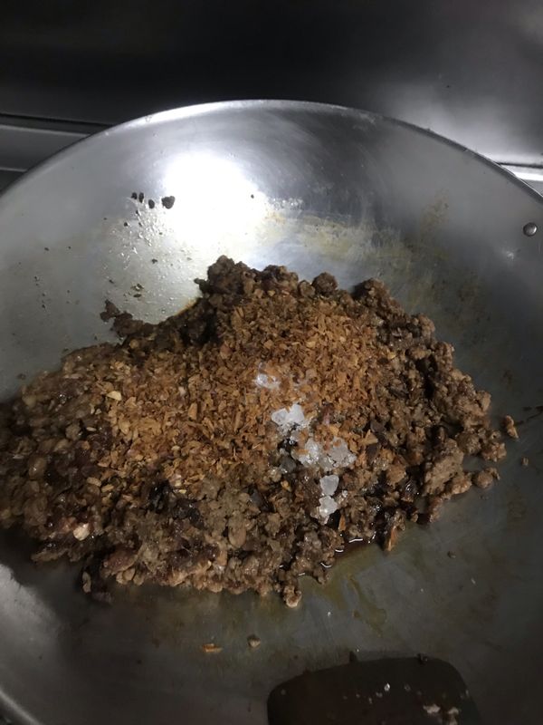 依序加入冰糖、油蔥酥、八角