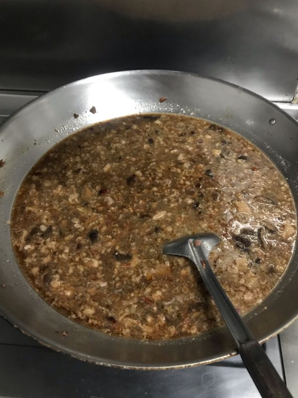 加入香菇水稍微淹過肉（不夠的話加白開水也可以）
