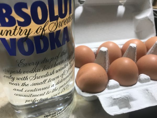 打蛋，加入過篩麵粉、水、酒。
不用攪拌太多太久，產生太多麵筋會太硬唷
麵衣不要沾太多. 很薄很透就會很脆。