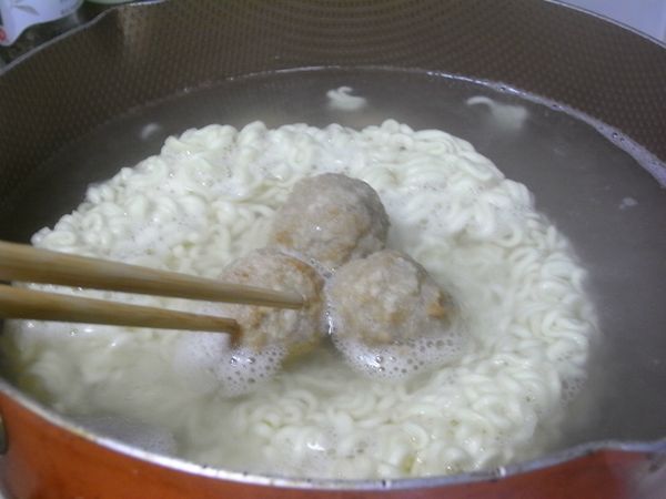 水滾後放入泡麵及火鍋肉丸子 (稍微攪拌一下吧!)