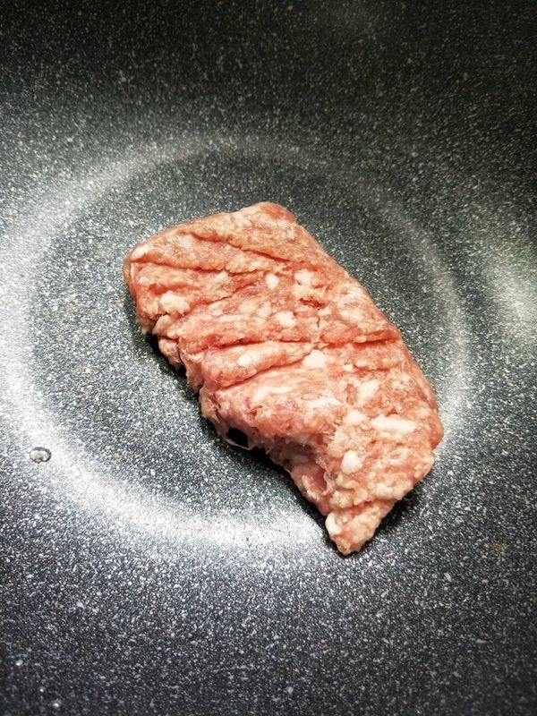 先取100g 絞肉，用一點點油炒到翻白