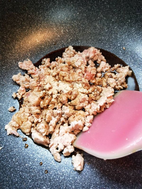 倒入醬油炒香，加糖、胡椒粉