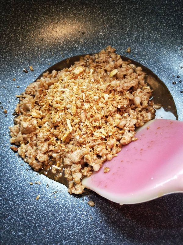 熄火前加入油蔥酥拌勻變成肉燥，放涼