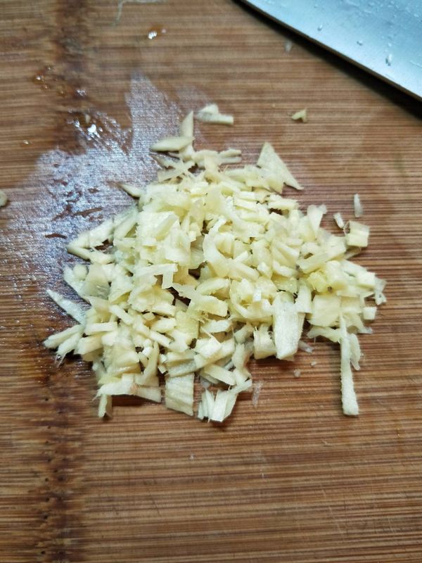 薑先切成細末