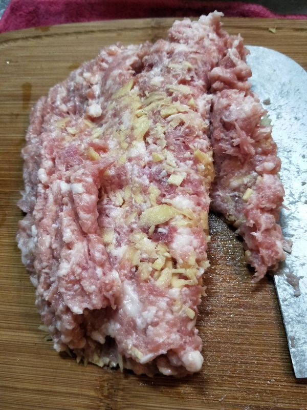 把剩餘絞肉與薑末一起剁到有黏性