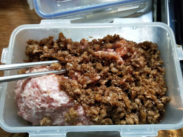 我愛的保鮮盒又出動了
將剁好的絞肉與炒好的肉燥，一起放入保鮮盒攪拌均勻
