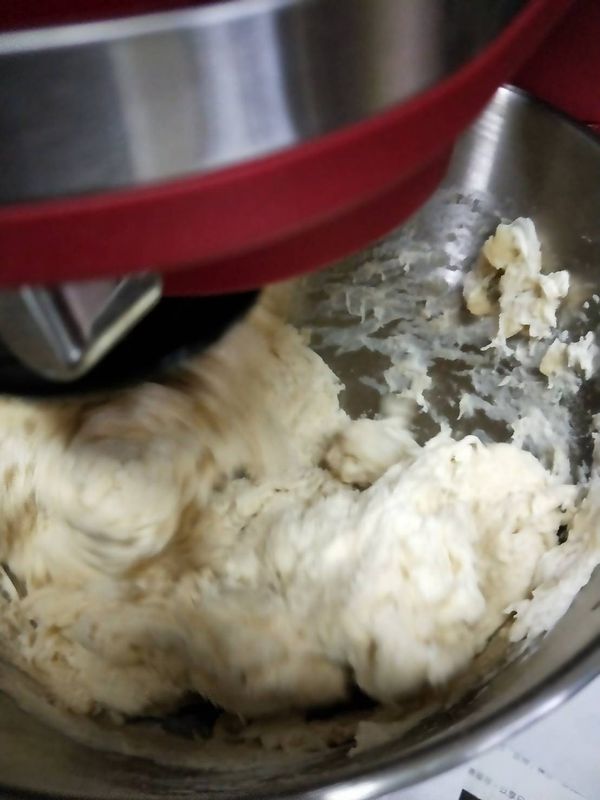 接著打麵糰
將所有材料一起到攪拌缸中，攪打成團即可
桿開成大片後折三折再桿成大片，這個步驟重複越多次包子會越白，組織越細緻