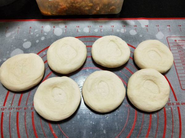 將桿開成大片的麵皮捲成長條
依照總重量分配小麵糰的重量