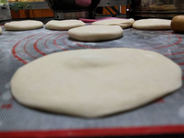 鬆弛5分鐘後，就可以將麵糰桿成中厚外圈薄的麵皮
我這次麵糰一顆約 70g，內餡約70g