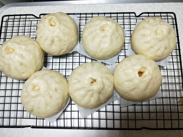 我的32cm蒸籠，一次大約可以蒸七顆
溫水發酵，發酵到有一點長大..約20-30分鐘
大火蒸15分鐘就可出爐