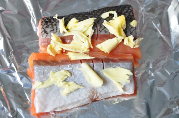 再放奶油於鮭魚片上層，包覆放入烤箱，220度上下火烤約15分鐘