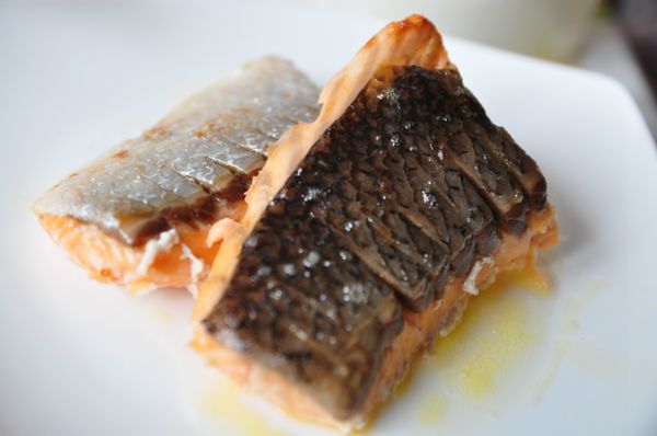 將烤好的鮭魚取出