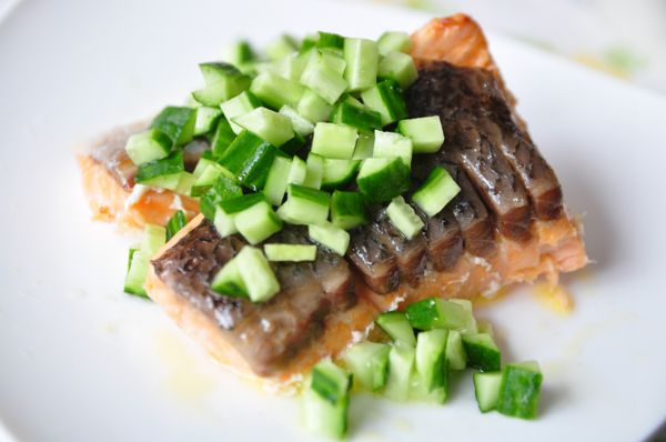 鋪上準備好的小黃瓜粒