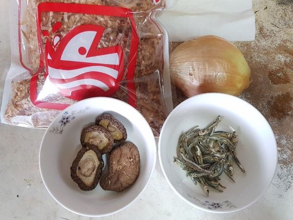 柴魚，洋蔥備用
乾香菇洗淨，小魚乾洗淨泡水備用