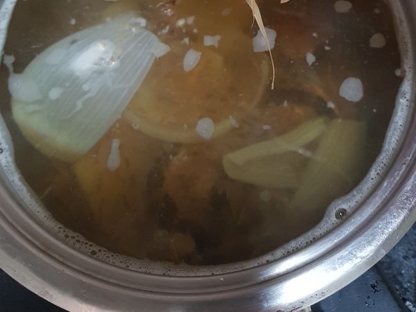 1.將步驟1開火煮至冒泡，撈起昆布，再煮滾
2.放入香菇，洋蔥，小魚乾，蓋鍋蓋，小火煮約20分鐘