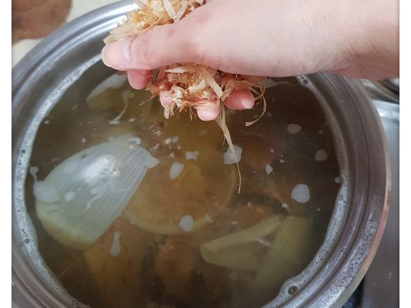放入柴魚，蓋鍋蓋，小火約煮15分鐘後關火，悶約5-10分鐘即可