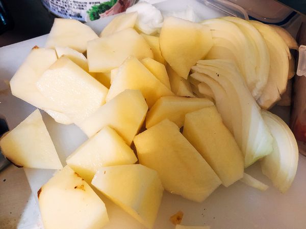 馬鈴薯切滾邊或依自己感覺大小切
洋蔥切絲