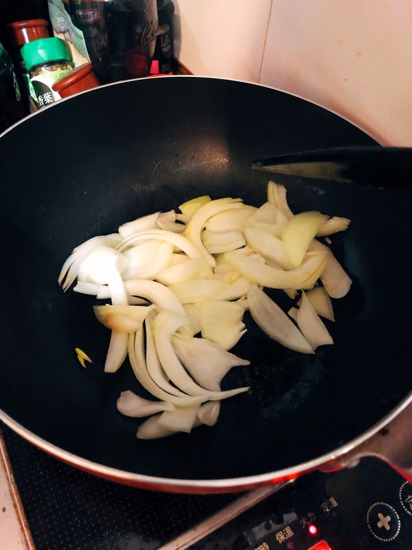 無鹽奶油放下去溶解
放洋蔥炒到透明