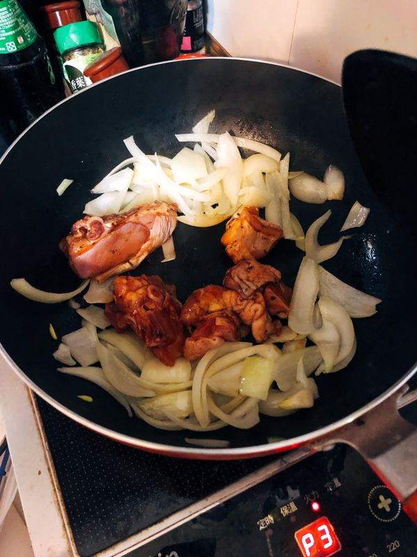 醃好的雞肉放下去一起炒
看各位要豬肉或牛肉都可