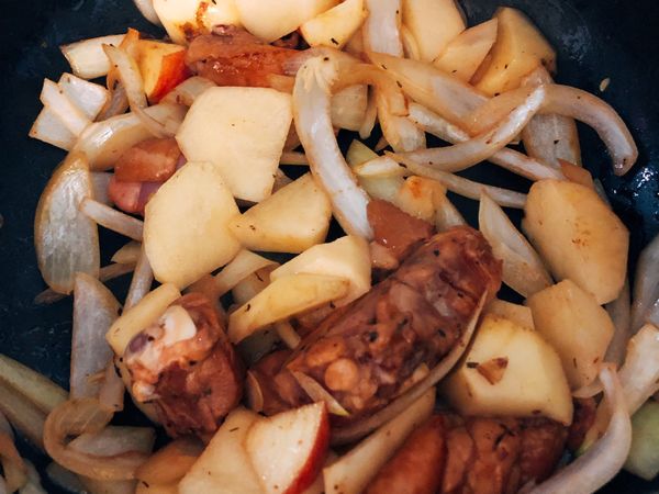 再來放馬鈴薯和蘋果一起下去
（因沒買到胡蘿蔔就沒放）
如果有就這時候一起放下去炒
炒到15分鐘