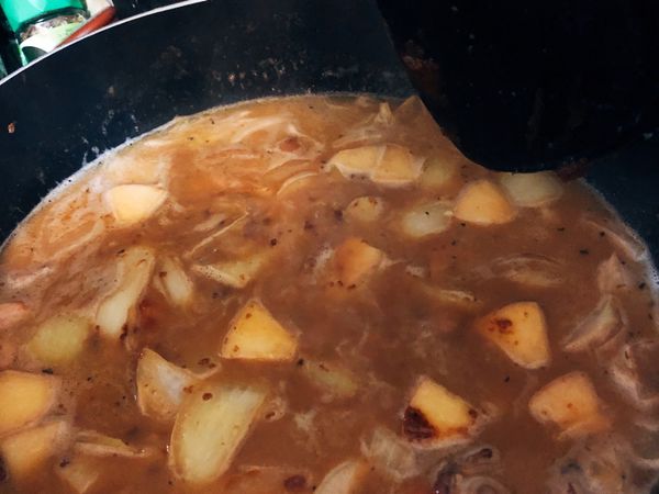 放入咖喱塊
（全聯、任何賣場賣的日本咖喱塊）
我放四小塊