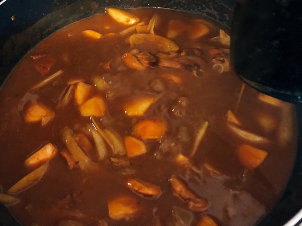 開中小火一直煮
最後放一小片巧克力 （不用太多）