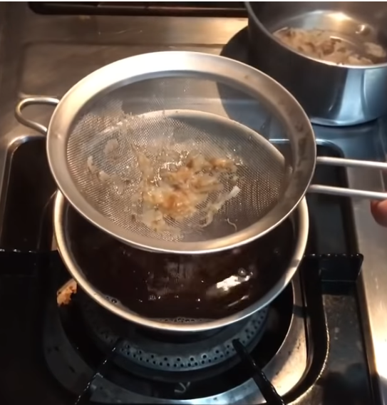 製作柴魚高湯：柴魚片一包加上400毫升過濾水浸泡，煮滾後以濾網過篩，加入步驟一醬汁備用