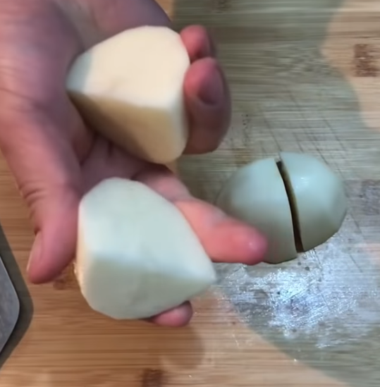 洋蔥切絲，馬鈴薯切塊備用