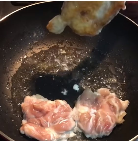 將雞腿肉皮朝下入鍋乾煎，待雞腿皮煎至金黃取出靜置，待雞腿肉涼後，切塊備用