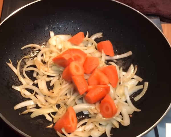 以步驟5的雞油將洋蔥炒至焦黃色加入紅蘿蔔翻炒約兩分鐘，加入雞腿塊、馬鈴薯塊、高湯醬汁