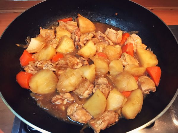 大火滾後，改以中火燉煮約20分鐘完成