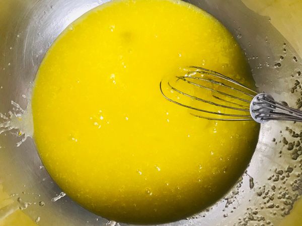 蛋捲
融化的奶油+糖、鹽攪拌，
一次加入一顆蛋拌勻，分三次