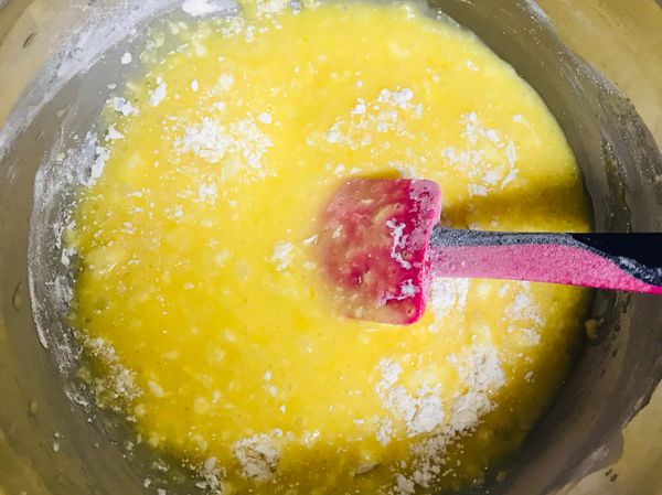 加入過篩後的低粉，切拌均勻，蛋捲液完成✅