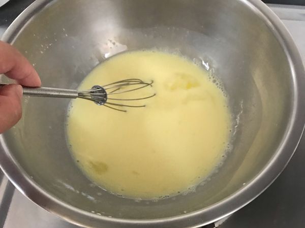 卡士達醬
過篩玉米粉+鮮奶、蛋、砂糖拌勻，開小火煮至濃稠