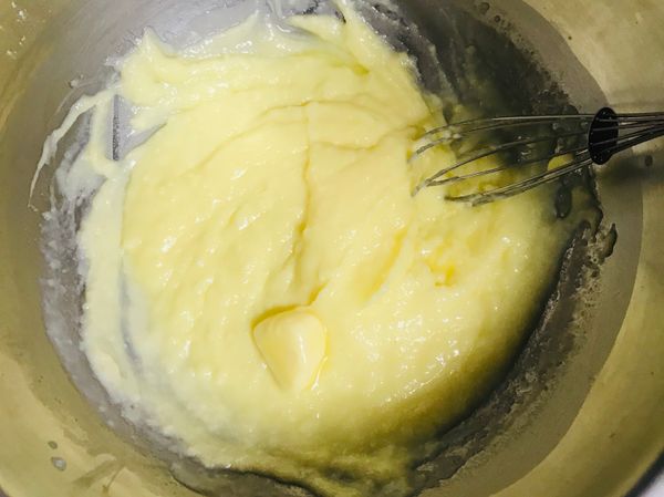 趁熱加入奶油拌勻即可