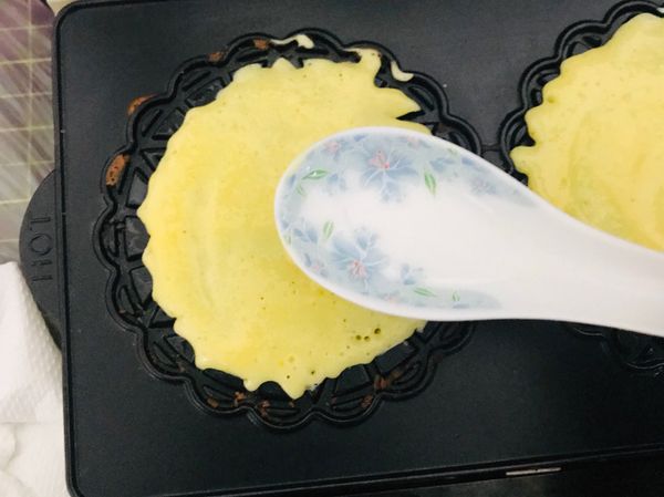 小v熱機，下麵糊，用湯匙抹平，2分鐘