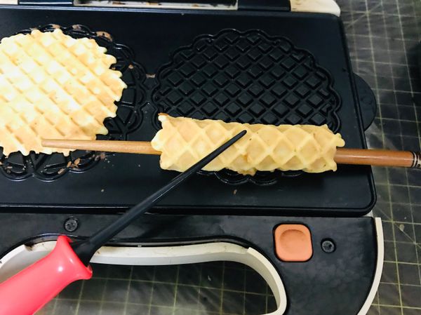 上色後趁熱捲起，放涼即可