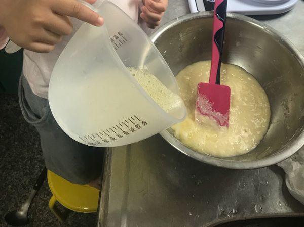 牛奶+砂糖煮到融化，放到微溫在沖入蛋液中攪拌