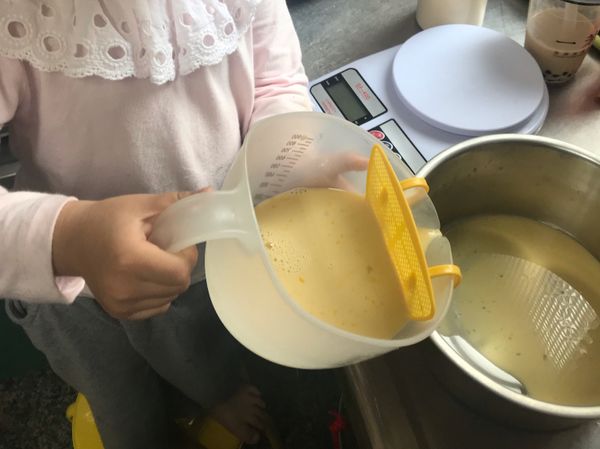 過濾4次，即可放置一旁備用