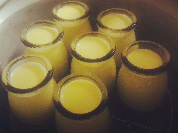 用耐高溫的容器，將焦糖液倒入底部，再倒入布丁液，電鍋外鍋2杯水，鍋蓋留縫，蒸至無液體感即可取出放涼