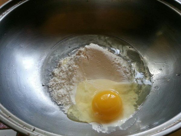 將麵粉與蛋與水一起拌勻