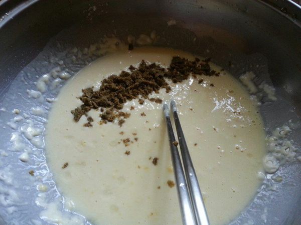 穀盛綠咖哩切成粉狀丟入麵粉糊