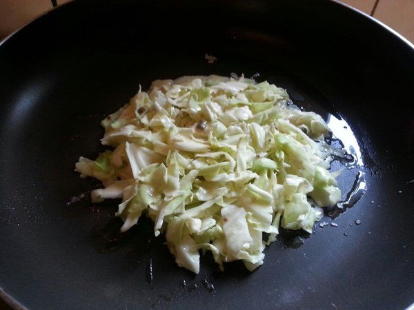 鍋中放點油將高麗菜糊放入煎