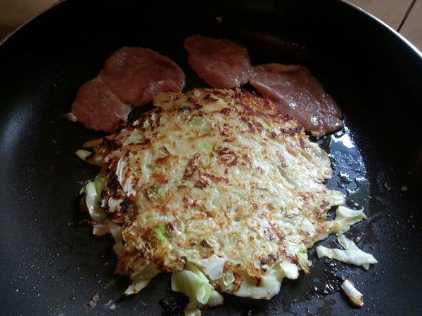 翻面煎時就可以將肉片放在旁邊一起煎