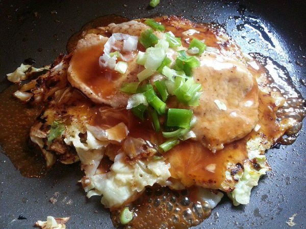 等肉熟的差不多就可以放在上面，在淋上醬汁與蔥花