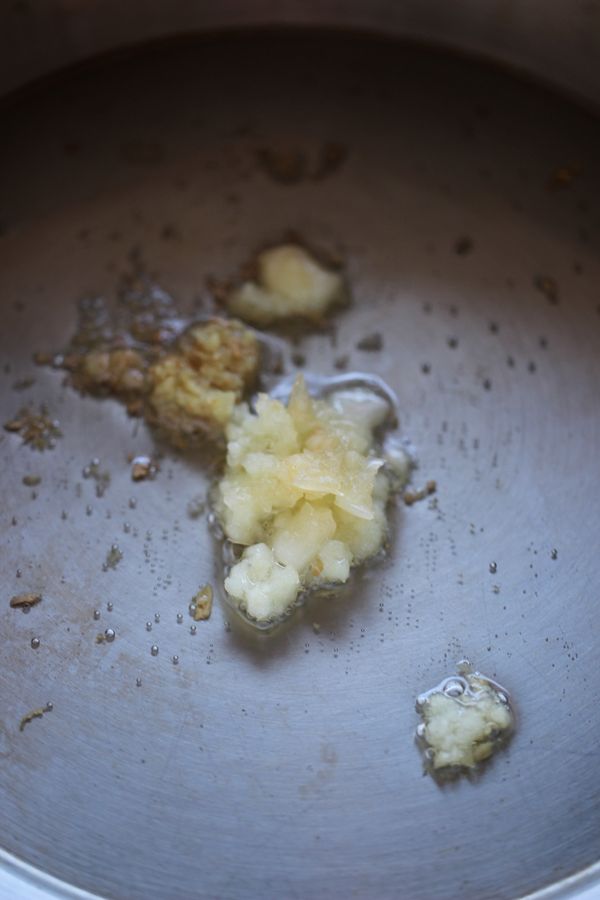 開始料理：
取一炒鍋，鍋中放油，放入薑泥以及蒜泥炒出香氣